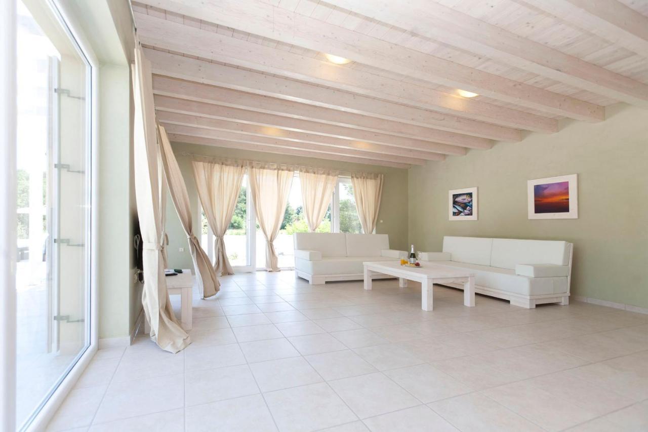 Villa Bella - Beautiful And Modern House With Pool, Souna, Jacuzzi & Playground, Liznjan - Istra Kültér fotó