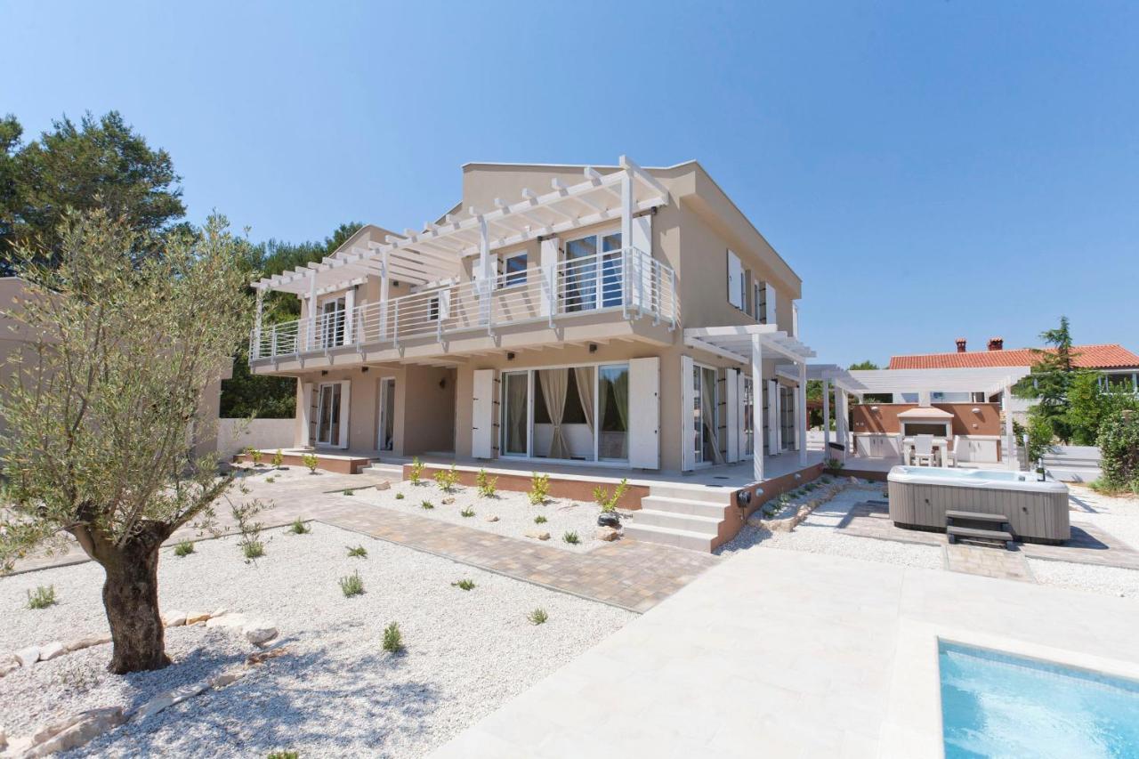 Villa Bella - Beautiful And Modern House With Pool, Souna, Jacuzzi & Playground, Liznjan - Istra Kültér fotó